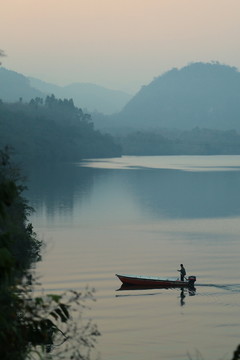 山水行舟风光