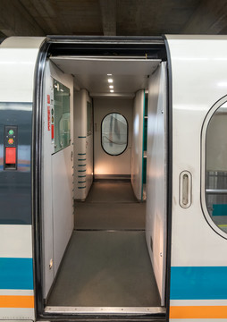 上海磁悬浮列车车门入口
