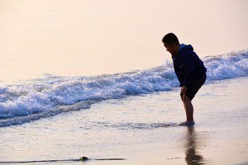 海边看潮水的小男孩