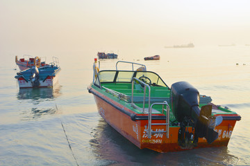 夕阳黄昏海边小船