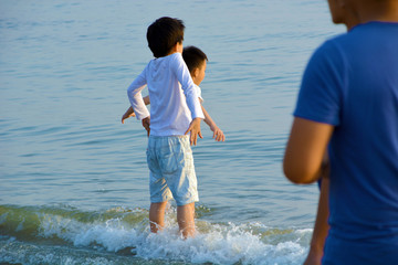 海边玩耍的孩子