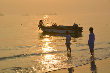 海边夕阳小船小孩