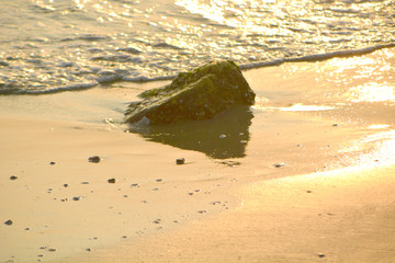海边夕阳石块
