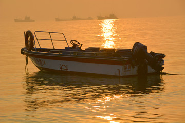 海边小船夕阳