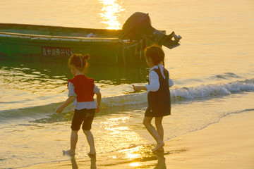 海浪沙滩小孩