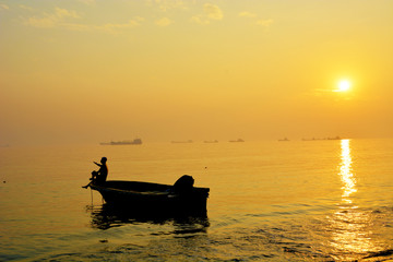 黄昏夕阳海边小船