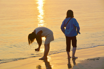 海边夕阳游人