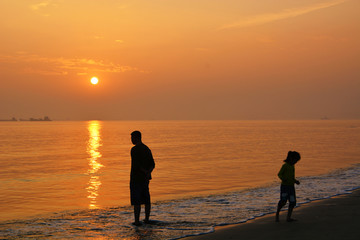 海边夕阳人影