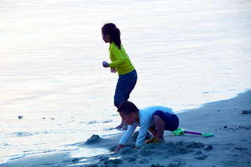 海边玩耍的小孩子