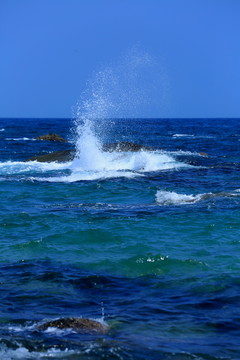 岛礁海浪