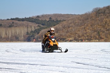 雪地摩托