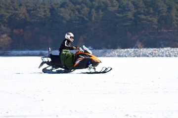 雪地摩托