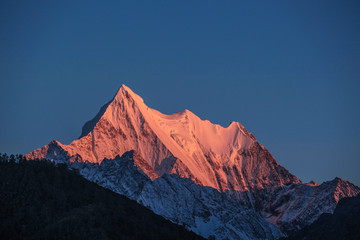 日照金山