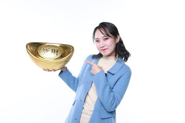 拿金元宝的年轻女性高清大图