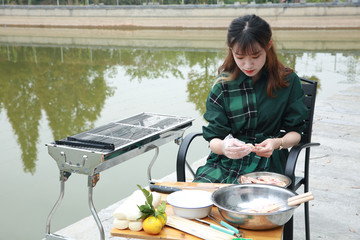 吃烧烤的女孩素材图片