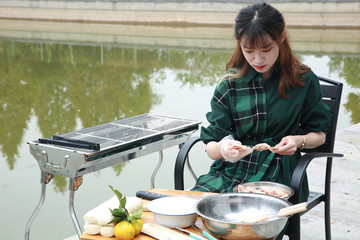 吃烧烤的女孩素材图片