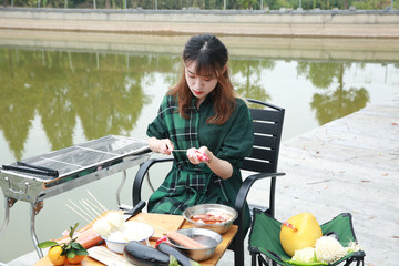 吃烧烤的女孩素材图片