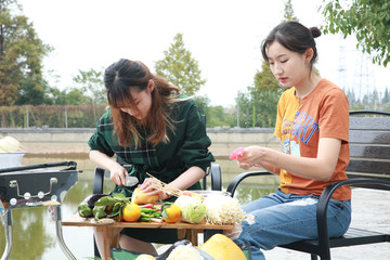 两个女孩吃烧烤图片大全