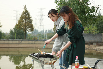 吃烧烤的女孩高清大图