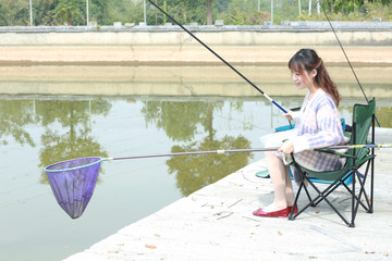 女孩户外钓鱼高清大图