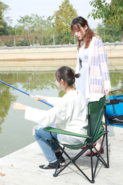 女孩户外钓鱼高清大图