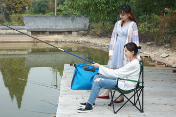 女孩户外钓鱼高清大图