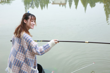 女孩户外钓鱼素材图片