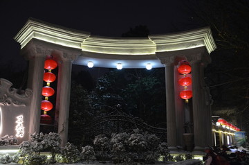 挂红灯笼的酒店大门夜景