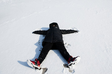 戏雪少年