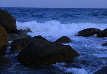 大海浪花礁石