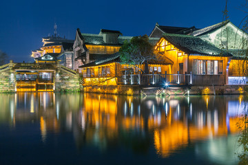 中国浙江乌镇古桥夜景倒影