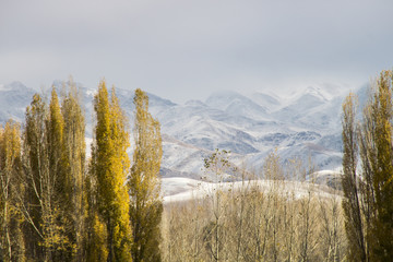 雪山远景