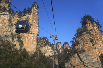 张家界森林公园险峻的天子山索道