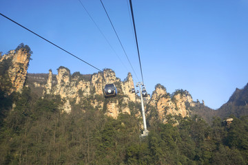 张家界森林公园险峻的天子山索道