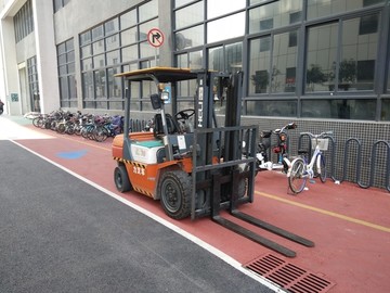 电动叉车