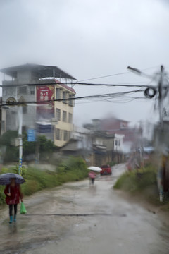 雨中行人