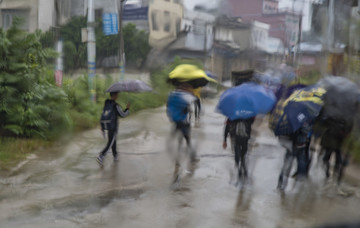 雨中行人