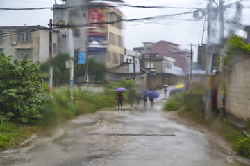 雨中行人