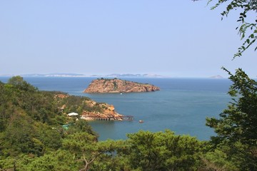 大连海边海景老人与海岛屿海洋石