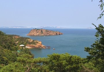 大连海边海景老人与海岛屿海洋石