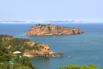 大连海边海景老人与海岛屿海洋石