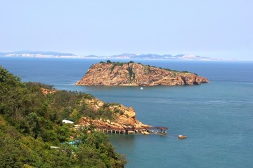 大连海边海景老人与海岛屿海洋石