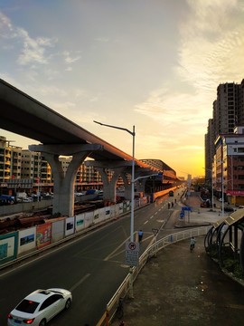 夕阳下的地铁建设