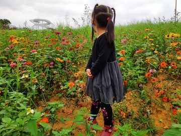 花园中的小女孩