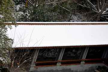 俯拍白雪覆盖的公园长亭