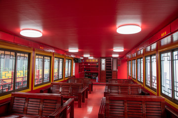 红色旅游船