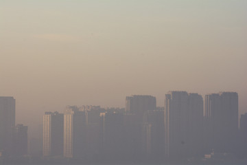 城市雾霾中的高楼建筑