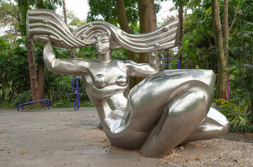 躺着的裸女雕像