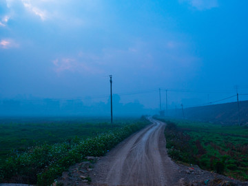 晨曦乡村田间小路