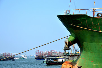 海南洋浦港码头的货船